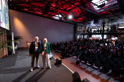 Die Hessische Digitalministerin und der Keynote-Sprecher auf der Bühne