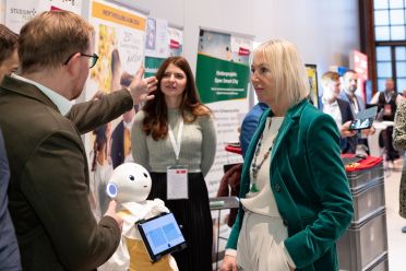 Prof. Dr. Kristina Sinemus mit weiteren Teilnehmern auf der Kongress-Ausstellung